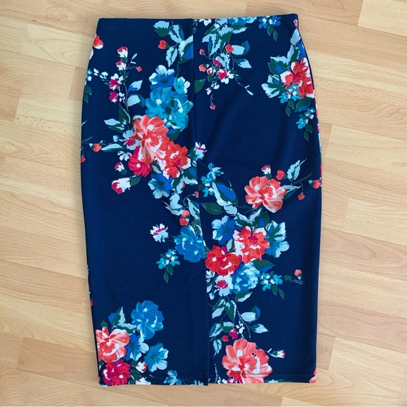 Beautiful Floral Midi Pencil Skirt Size Medium - Picture 7 of 8